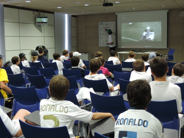 Alumnos escuchando al entrenador.jpg